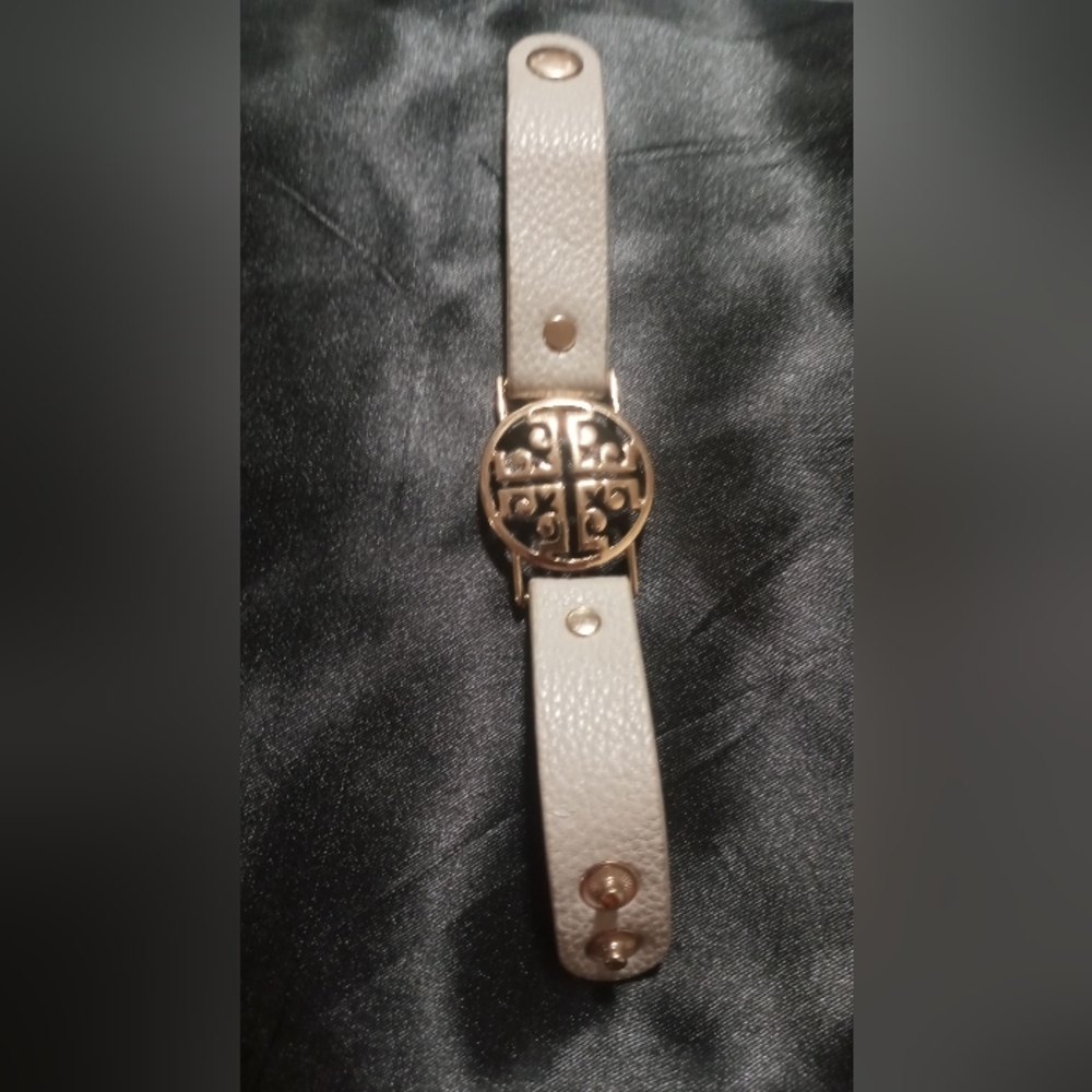 Yik funk gold tone and gray leather button band bracelet. With gray earrings